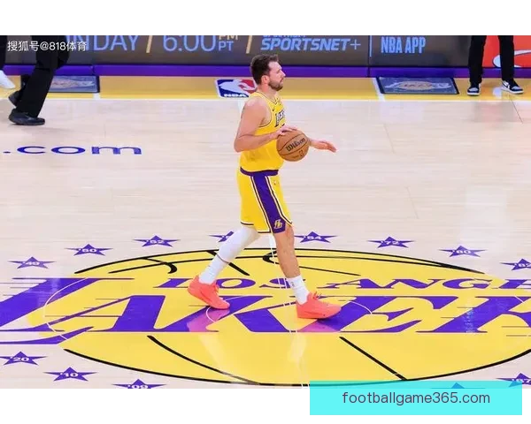 东契奇强势突破突发腿筋伤情离场治疗球队前景引关注